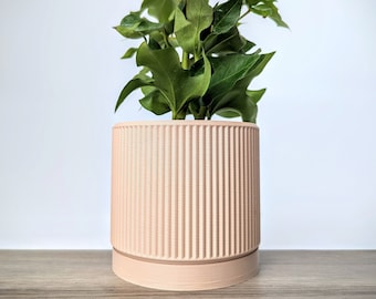 Maceta color beige tostado, maceta de aleta con bandeja de drenaje, hecha de un plástico ecológico a base de plantas