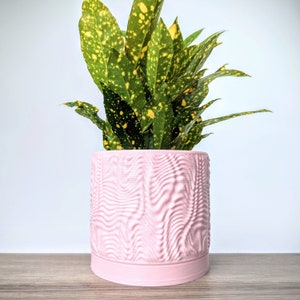 Maceta rosa pastel claro, maceta ondulada con bandeja de drenaje, hecha de un plástico ecológico a base de plantas