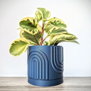 Jardinière bleu marine, cache-pot arc-en-ciel avec système de drainage, fabriqué à partir d'un plastique végétal respectueux de l'environnement