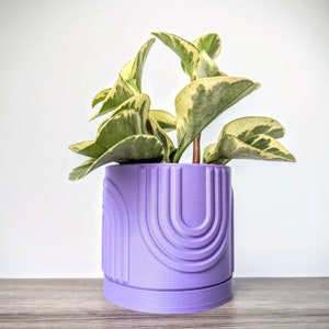 Macetero morado lavanda, macetero arcoíris con bandeja de drenaje, hecho de un plástico ecológico a base de plantas