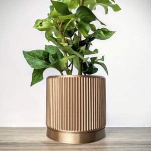 Bronze Chocolate Gold Pot, Fin Planter with Drainage, Made from an Eco-Friendly Plant Based Plastic