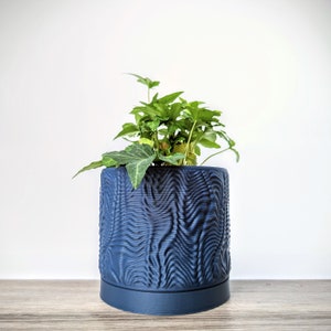 Jardinière bleu marine, cache-pot ondulé avec plateau de drainage, fabriqué à partir d'un plastique végétal respectueux de l'environnement