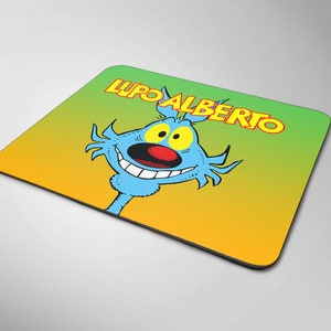 Può includere: Un tappetino per mouse giallo e verde con un personaggio blu dei cartoni animati con il naso rosso e il testo "LUPO ALBERTO" in giallo.