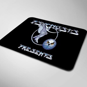 Puede incluir: Alfombrilla de ratón negra con un gráfico plateado de un búho con las alas extendidas, un círculo a su alrededor y el texto "Psyknostics Presents" en letras plateadas.