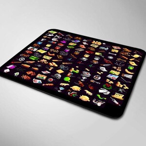 Pode incluir: Tapete de rato retangular preto com uma coleção pixelizada de vários ícones e objetos em estilo de videogame retrô. Os ícones incluem ferramentas, comida e outros itens diversos em um fundo roxo escuro.