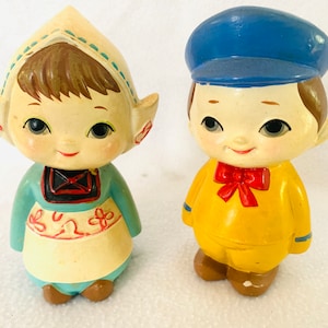 1950&#39;s Ardco Boy and Girl. Holland kissing boy and girl style set. Vintage ARDCO Fine Quality Dallas Figurine (2) Dutch Boy, Girl.