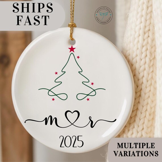 Benutzerdefinierte Initialen Paar 2025 Weihnachtsbaumschmuck, Minimalistische personalisierte Paare erste Weihnachten zusammen