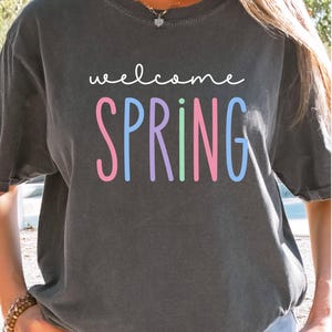 Camiseta unisex Welcome Spring Comfort Colors®, camiseta para amantes de la primavera, regalo para amantes de los jardines, top estilo boho, idea para el Día de la Madre, regalo para la abuela