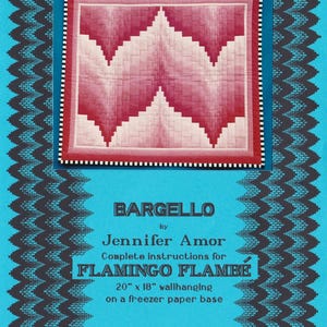Op de afbeelding: Een blauw en zwart gepatroneerd papier met de titel "Bargello" door Jennifer Amor. Het papier bevat instructies voor een wandtapijt genaamd "Flamingo Flambe" dat 51 cm bij 46 cm meet. De instructies zijn voor een project met vriespapier.