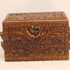 Hand-Carved Rosewood Jewelry Box – Floral Design, Velvet Interior