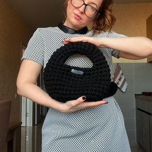 Handgemachte schwarze Häkeltasche – kompaktes und trendiges Accessoire, tolles Geschenk für den Alltag oder besondere Anlässe