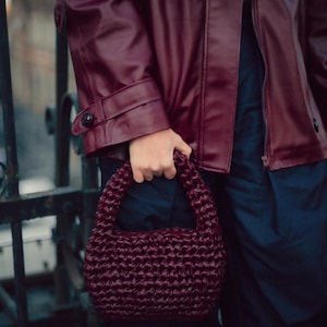 Handgefertigte Hobo-Tasche aus burgunderrotem Öko-Leder | Einzigartiges Webdesign | Nachhaltige Mode | Signature-Staubbeutel im Lieferumfang enthalten