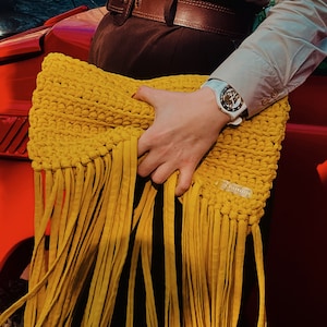 Bolso de mano de crochet con flecos de color amarillo brillante: estilo bohemio