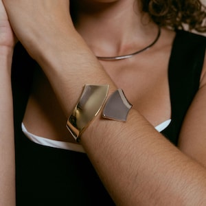 Sculptural Cuff Bracelet gold plated – Modern Statement Jewelry | Bold Minimalist Design by Loon Concept