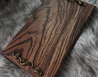 Handgjord charkuteribricka i trä – Elegant serveringsbricka med guldhandtag – Unik ådring, tigerträ Tillverkad i USA