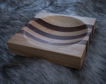 Bandeja organizadora de madera de nogal y arce: organizador artesanal para llaves, cartera y artículos esenciales de uso diario.