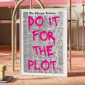 Impresión de periódico retro "Do It For The Plot" en rosa fuerte, arte de pared para carrito de bar preppy, póster de tipografía de moda, decoración de pared de manifestación, universidad