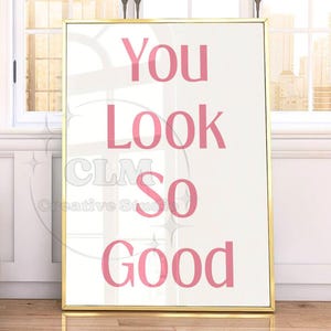 パステルピンクの「You Look So Good」タイポグラフィポスター、トレンディなマニフェストウォールアート（プリント発送）、アファメーションプリント、カレッジアパートメント