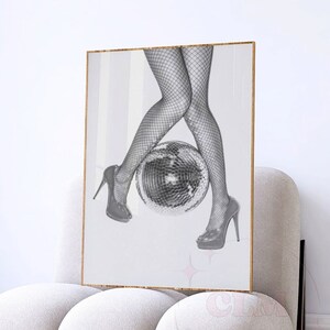 Preppy studentenhuisdecoratie, trendy hakken en discobalprints, retro barwagenprint, esthetische girly muurkunst, matte grote monotone poster