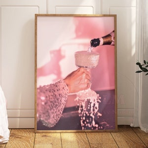 Roze champagne print, preppy retro barwagen poster, trendy studentenkamer decor, girly cocktailkunst aan de muur, esthetiek appartement, vintage prints