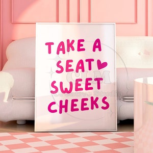 ホットピンクのTake A Seat Sweet Cheeksタイポグラフィプリント、プレッピーなバーカートプリントの発送済みポスター、ファンキーで面白い寮の部屋のバスルームの壁アート