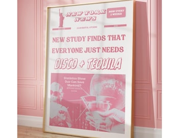 Może przedstawiać: Różowy plakat w ramie z napisem "NEW YORK JEWS" i "NEW STUDY FINDS THAT EVERYONE JUST NEEDS DISCO + TEQUILA". Plakat zawiera kulę dyskotekową i osobę trzymającą koktajl.