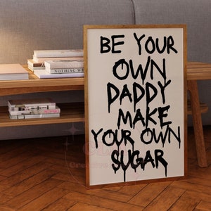 「Be Your Own Daddy」のブラックシュガータイポグラフィプリント、トレンディなレトロバーカートポスター、ポジティブな肯定のウォールアート、ファンキーな寮のプリント
