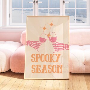 Spooky Season Cheers Print, Preppy Halloween Skeleton Wall Art, Retro Bar Cart Poster Afdrukbaar, Trendy College Dorm Room Essentials Decor