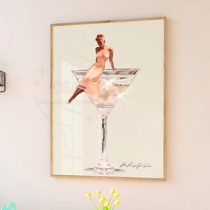 Plakat Retro Pinup Girl Martini Glass w neutralnym beżu, Preppy Retro Bar Cart Wysłany wydrukowany, Sztuka ścienna Vintage Girl, College