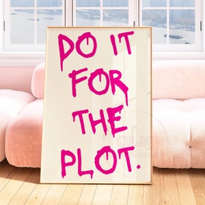 ホットピンクの「Do It For The Plot」プリント、プレッピーなタイポグラフィのウォールアート、トレンディなヴィンテージバーカートのプリントポスター、グラフィティのウォールデコレーション、大学