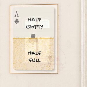 Halfvol, half leeg typografie champagne speelkaart print, trendy retro barwagen kunst aan de muur, poster positieve bevestiging, universiteitsappartementen