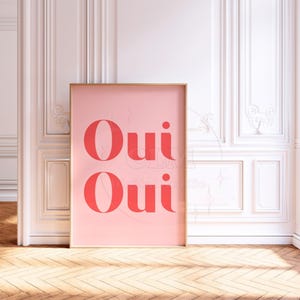 Oui Oui のレトロなピンクと赤のタイポグラフィプリント、プレッピーなバーカートのプリントポスター、トレンディなウォールアート、大学のアパートの美学
