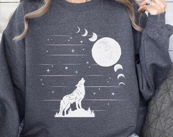 Vintage Howling Wolf Sweatshirt, Wolf Animal Graphic Sweater, Boho Unisex Crewneck Sweatshirt, Wolf Moon Jumper, Wolf Lovers Retro Sweater