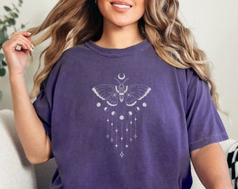 Luna Moth Comfort Farben Baumwolle TShirt, Mond himmlische Cottagecore Shirt, mystische Mondphase Top, witchy süße Boho Motte Mond T-Shirt