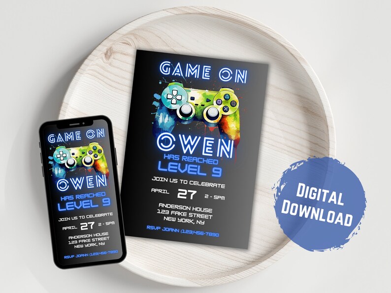 Peut inclure: Une invitation num&eacute;rique &agrave; t&eacute;l&eacute;charger pour une f&ecirc;te d'anniversaire. L'invitation pr&eacute;sente une manette de jeu vid&eacute;o bleue et verte avec le texte "Game On" et "Owen Has Reached Level 9". L'invitation comprend &eacute;galement la date et l'heure de la f&ecirc;te, l'adresse et un num&eacute;ro de RSVP.