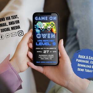 Peut inclure: Une invitation num&eacute;rique sur l'&eacute;cran d'un smartphone pour une f&ecirc;te sur le th&egrave;me des jeux vid&eacute;o. L'invitation est pour la c&eacute;l&eacute;bration du niveau 9 d'Owen, avec un graphisme de manette de jeu vid&eacute;o bleu et vert. Le texte indique "Game On Owen Has Reached Level 9 Join Us To Celebrate April 27 2-5PM Anderson House 123 Fake Street New York, NY".