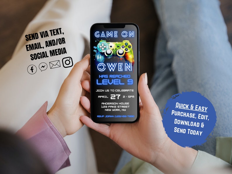 Peut inclure: Une invitation num&eacute;rique sur l'&eacute;cran d'un smartphone pour une f&ecirc;te sur le th&egrave;me des jeux vid&eacute;o. L'invitation est pour la c&eacute;l&eacute;bration du niveau 9 d'Owen, avec un graphisme de manette de jeu vid&eacute;o bleu et vert. Le texte indique "Game On Owen Has Reached Level 9 Join Us To Celebrate April 27 2-5PM Anderson House 123 Fake Street New York, NY".