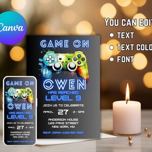 Peut inclure: Une invitation bleue et noire avec un graphisme de manette de jeu vid&eacute;o color&eacute;. Le texte indique "Game On Owen Has Reached Level 9" et comprend des d&eacute;tails pour une f&ecirc;te d'anniversaire.