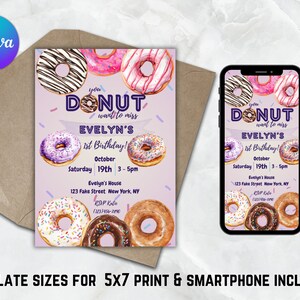 Op de afbeelding: Een paarse en witte donut-thema uitnodiging voor een eerste verjaardag met een aquarel illustratie van donuts. De uitnodiging bevat de tekst "You donut want to miss Evelyn's 1st Birthday!" en details over het feest, inclusief de datum, tijd en locatie.