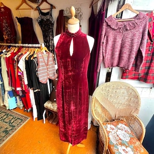 Italienisches 90er Jahre rotes Crushed Samt Maxi Kleid Key Hole Cut Out Abendkleid Weihnachten