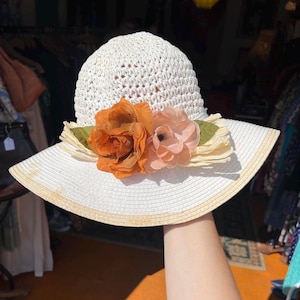 Sweet vintage floppy straw hat with flowers 70s vibes