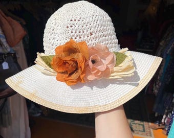 Sweet vintage floppy straw hat with flowers 70s vibes
