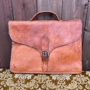 Porte-documents en cuir vintage magnifiquement usé avec fermeture à boucle à bandoulière amovible