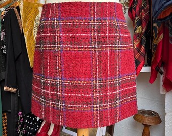 レッドタータンチェックのミニスカート：フレアでもフィットでも、エコ