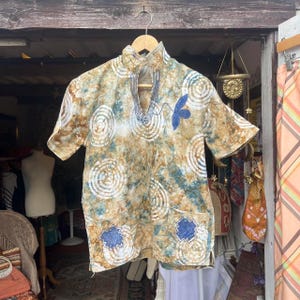 Top in cotone batik tie-dye fatto in casa con dettagli ricamati, taglia S