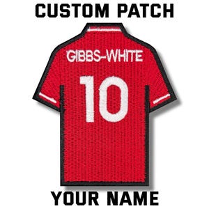 Könnte beinhalten: Ein roter Trikotaufnäher mit dem Text "CUSTOM PATCH" oben und "YOUR NAME" unten. Das Trikot zeigt "GIBBS-WHITE" und die Nummer "10" in Weiß. Ein individuelles Patch-Design.