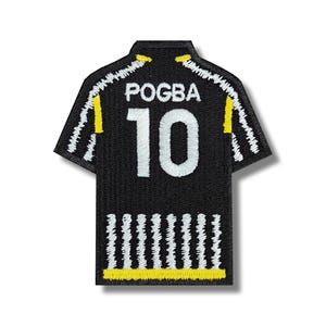 Può includere: Toppa per maglietta da calcio nera e bianca con il nome "POGBA" e il numero "10" ricamato in bianco. La maglia ha dettagli gialli.