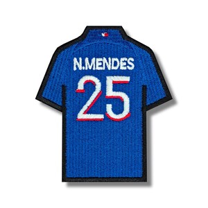 Puede incluir: Parche de camiseta de fútbol azul con costuras blancas y rojas. La camiseta tiene el nombre "N. MENDES" y el número "25" en la espalda.