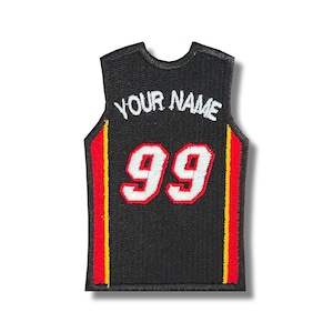 Peut inclure: Patch de maillot de basket-ball noir avec des bordures rouges et jaunes. Le maillot porte le texte "YOUR NAME" et le numéro "99" brodés.