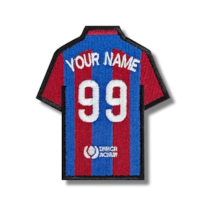 Puede incluir: Parche de camiseta de fútbol a rayas rojas y azules con el texto bordado en blanco "YOUR NAME" y el número "99". El parche también presenta un pequeño logotipo blanco con el texto "UNHCR ACNUR".